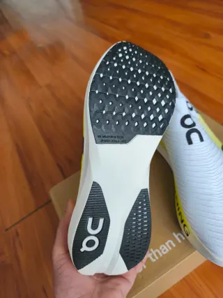 Zapatillas On blancas y amarillas