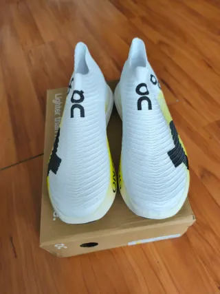 Zapatillas On blancas y amarillas