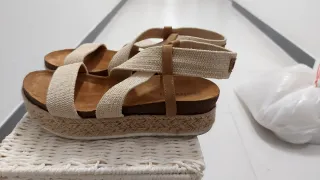 Sandalias de verano beige y marrón