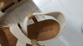 Sandalias de verano beige y marrón