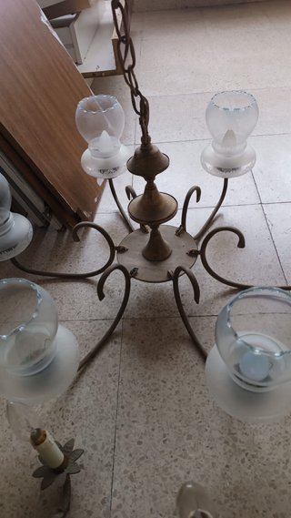 Lámpara de techo dorada con tulipas de cristal