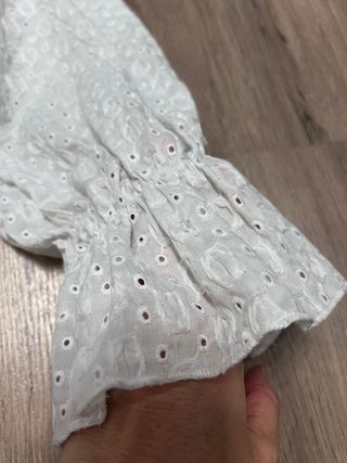 Blusa blanca con volantes y bordados