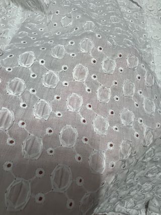 Blusa blanca con volantes y bordados