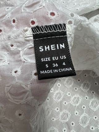 Blusa blanca con volantes y bordados