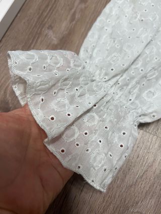 Blusa blanca con volantes y bordados