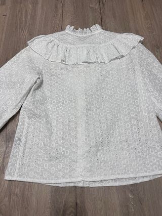 Blusa blanca con volantes y bordados