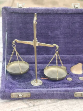 Balanza de precisión antigua con estuche