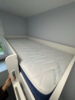 Cama alta Smastad Ikea con escritorio y armario.