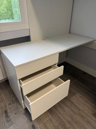 Cama alta Smastad Ikea con escritorio y armario.