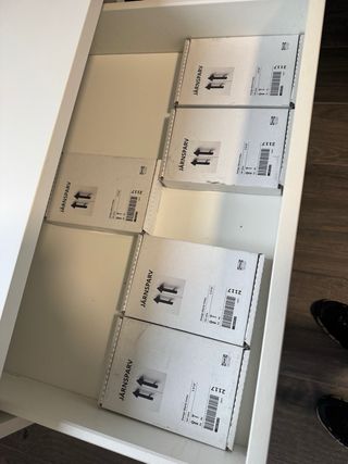 Cama alta Smastad Ikea con escritorio y armario.