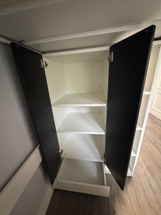 Cama alta Smastad Ikea con escritorio y armario.