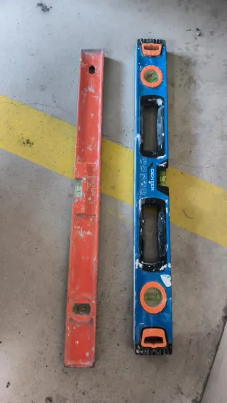 Nivel de burbuja naranja y azul