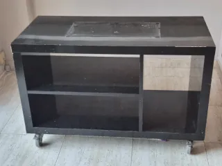 Mueble TV negro con ruedas