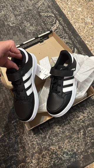 Zapatillas Adidas Niños Negras y Blancas talla 34