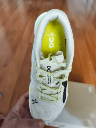 Zapatillas On Running Blancas y Amarillas