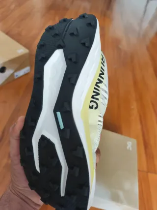 Zapatillas On Running Blancas y Amarillas