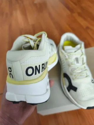 Zapatillas On Running Blancas y Amarillas