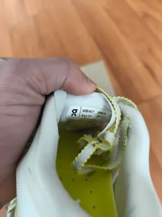 Zapatillas On Running Blancas y Amarillas