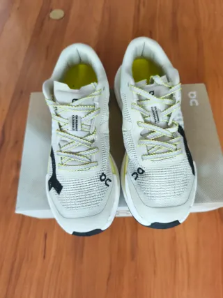 Zapatillas On Running Blancas y Amarillas