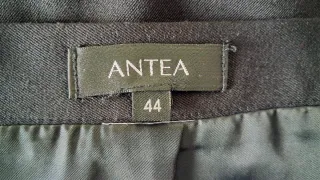 Falda Negra Acampanada. Corte en A.  Talla 44.