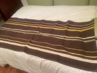 Cojín verde para silla de madera