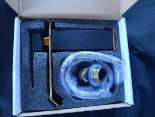 Rubinetto nero e oro metallo