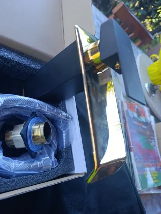 Rubinetto nero e oro metallo