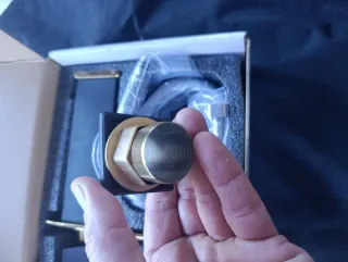 Rubinetto nero e oro metallo