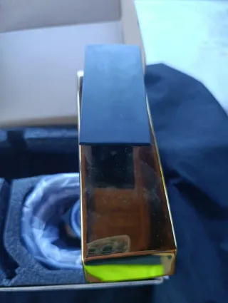 Rubinetto nero e oro metallo