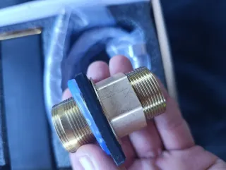 Rubinetto nero e oro metallo