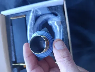 Rubinetto nero e oro metallo