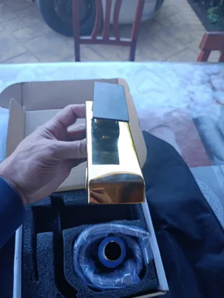 Rubinetto nero e oro metallo