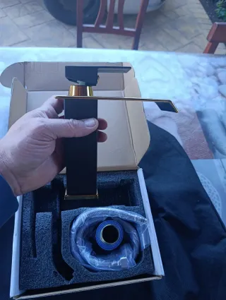 Rubinetto nero e oro metallo