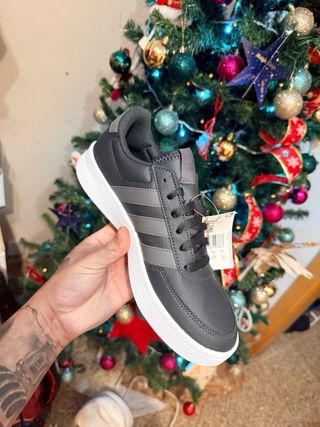 Zapatillas Adidas Gris y Blancas