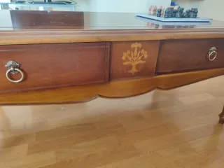 Mesa de centro de madera con cajones