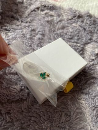 Piercing oreja dorado con piedras verdes