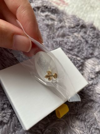 Piercing oreja dorado con piedras verdes