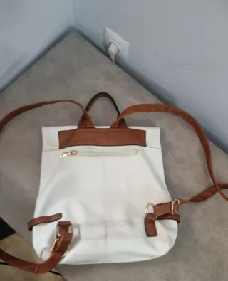 Mochila blanca bordada