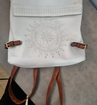 Mochila blanca bordada