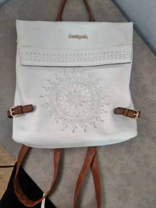 Mochila blanca bordada