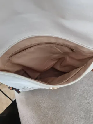 Mochila blanca bordada