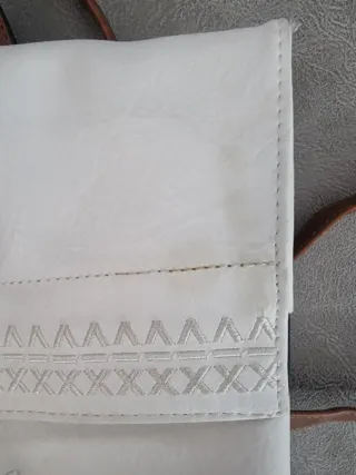 Mochila blanca bordada