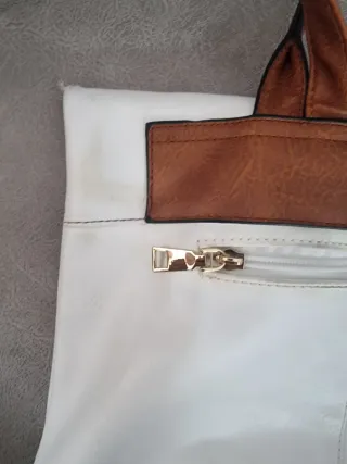 Mochila blanca bordada
