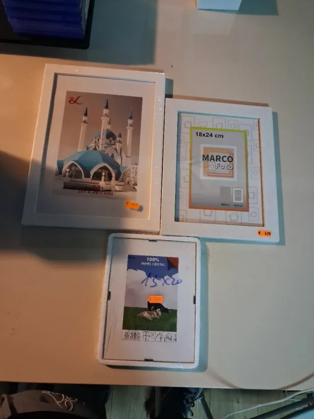 Marcos de fotos blancos y de madera