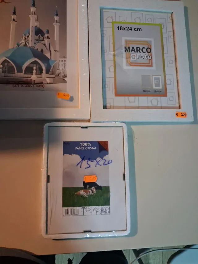 Marcos de fotos blancos y de madera