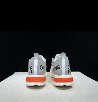 Zapatillas On Running Blancas y Naranjas