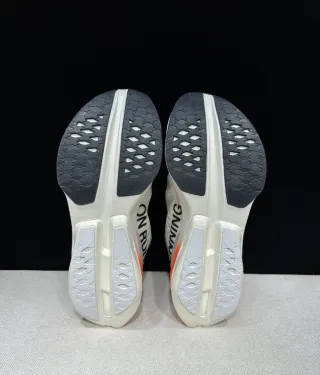 Zapatillas On Running Blancas y Naranjas