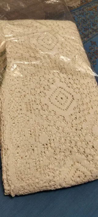 Copriletto matrimoniale in filo bianco.