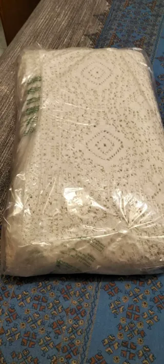 Copriletto matrimoniale in filo bianco.