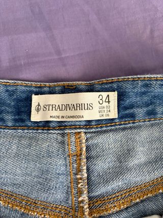 Bermuda vaquera desgastada